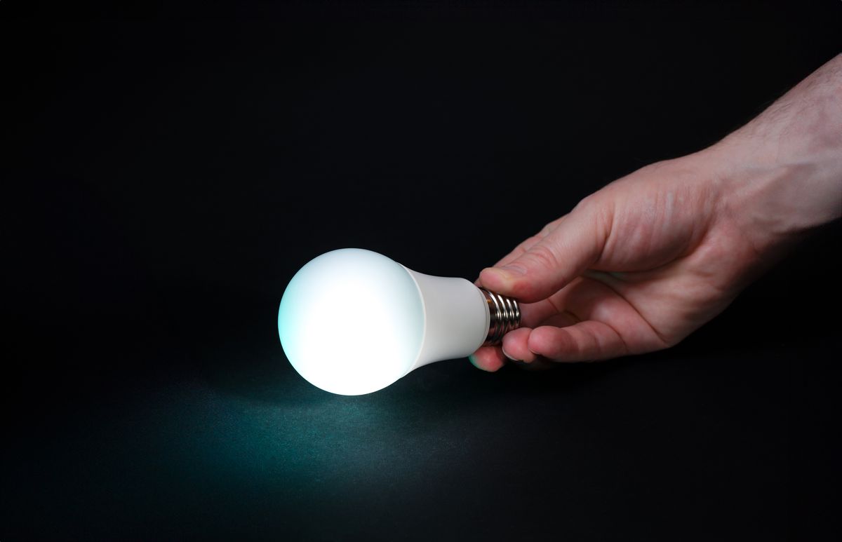 Smart LED-paere til hjemmet holdt i haanden